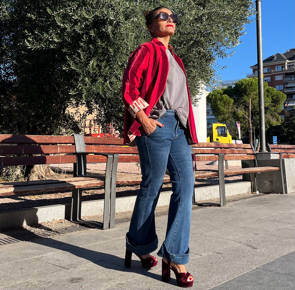 Chaqueta de terciopelo de rayas rojas, vista lateral