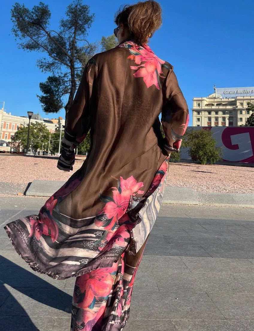 Pantalón fluido marrón chocolate estampado de flores rosas La Canaria, look real 4