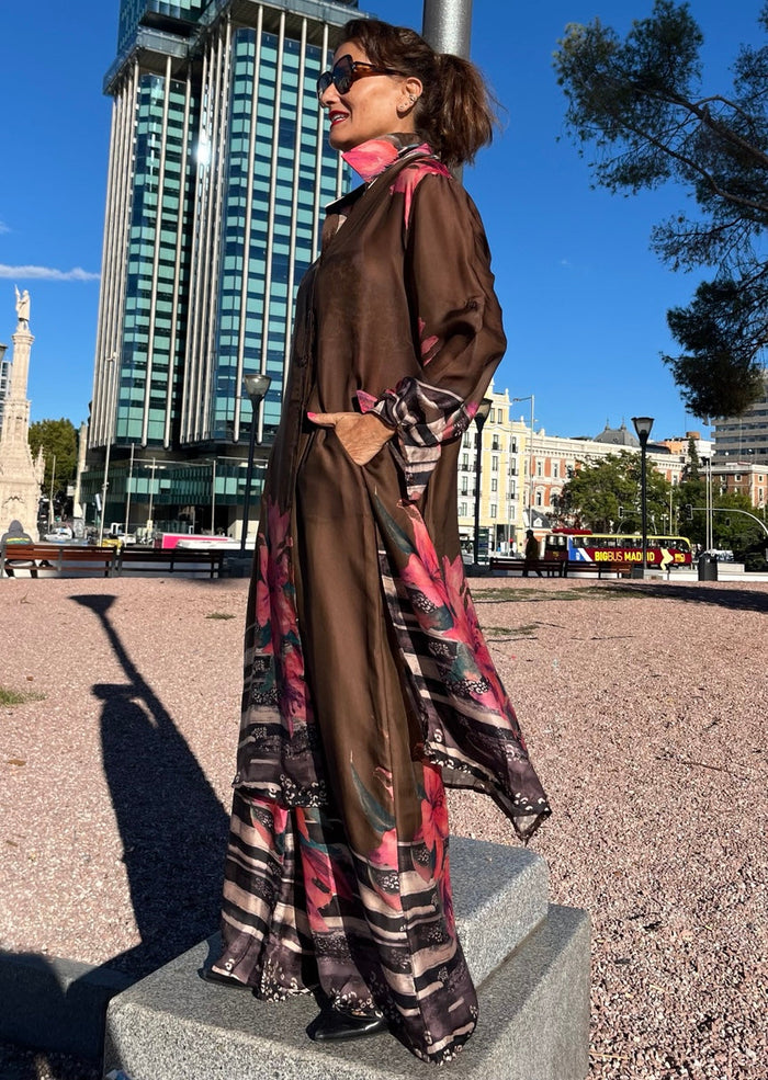 Pantalón fluido chocolate con flores rosas