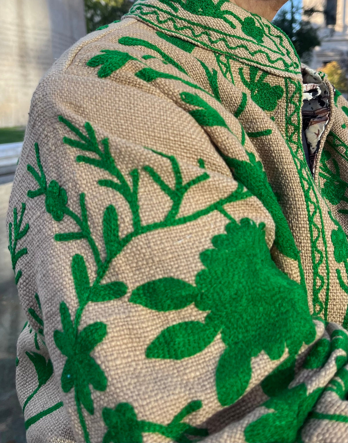 Detalle del tejido de algodón y bordado verde