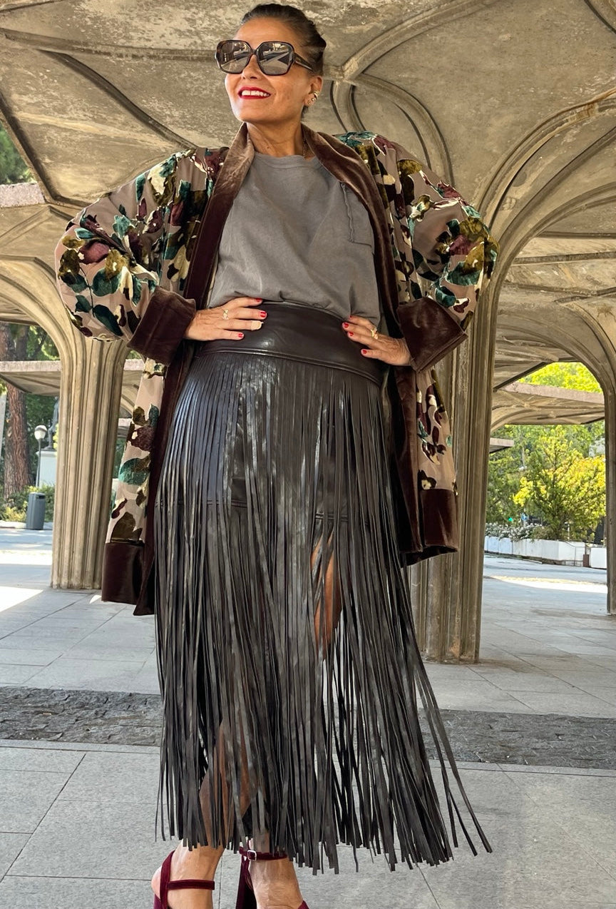 Falda marrón chocolate con flecos largos, vista frontal en un look con kimono floral.