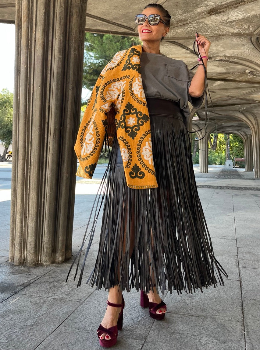 Falda marrón chocolate con flecos largos en un look completo con kimono naranja.