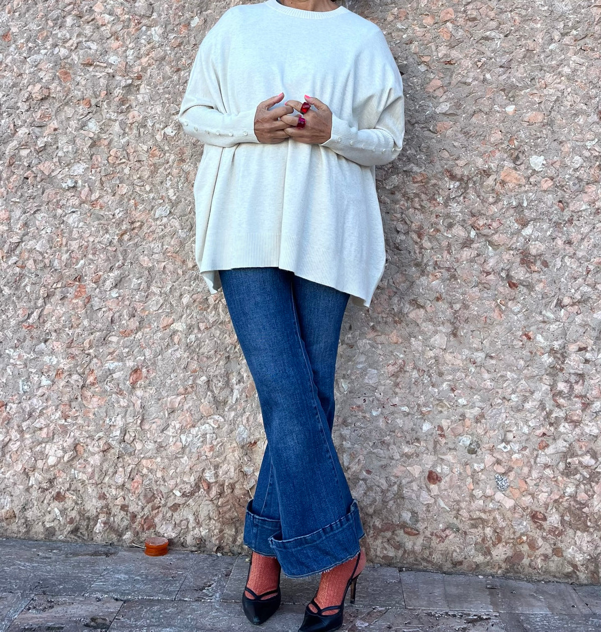 Jersey de punto beige con botones en los puños