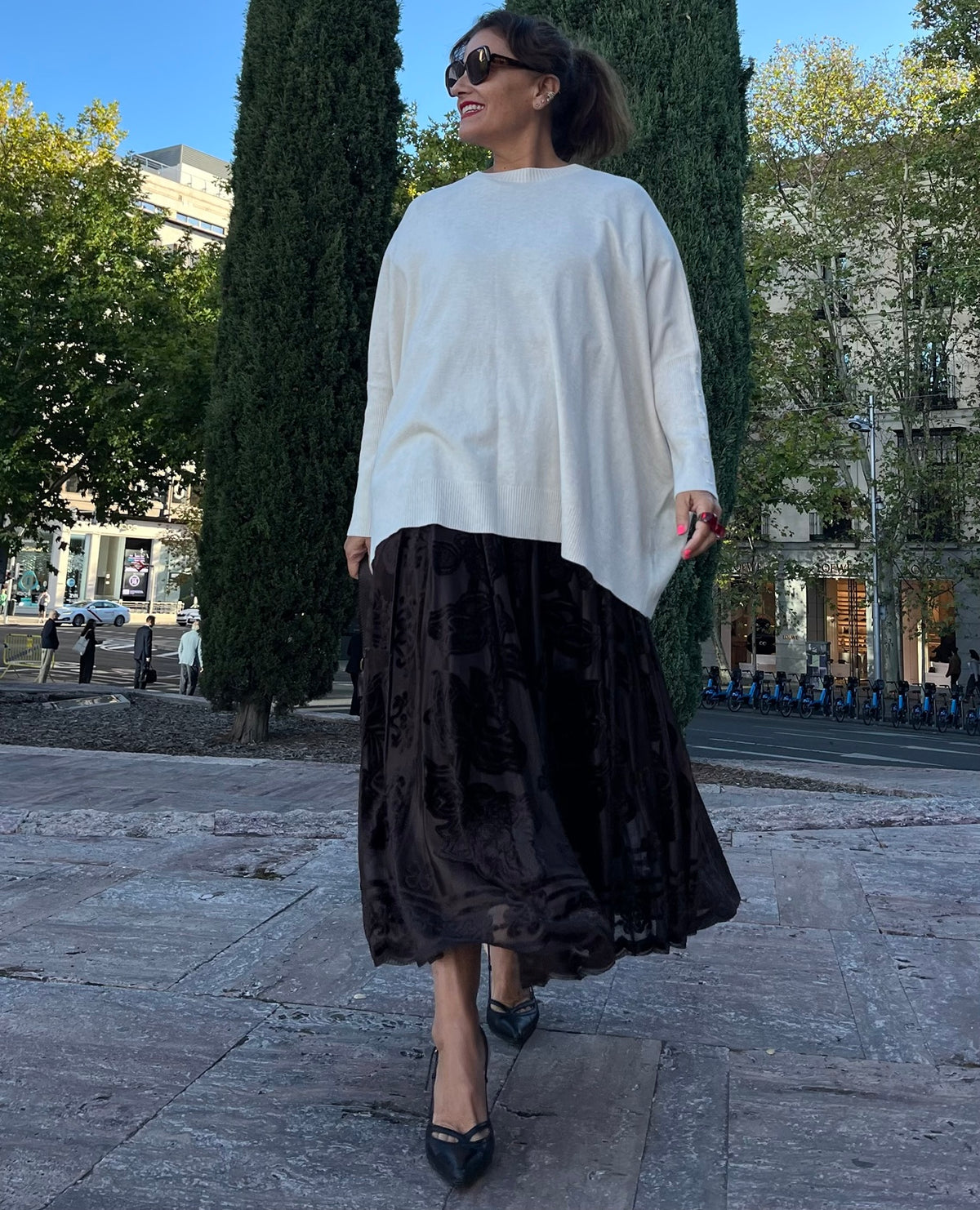 Jersey de punto beige con botones en los puños