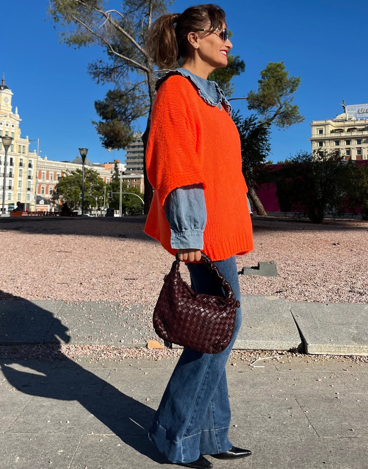 Jersey naranja flúor look lateral con bolso trenzado burdeos, La Canaria