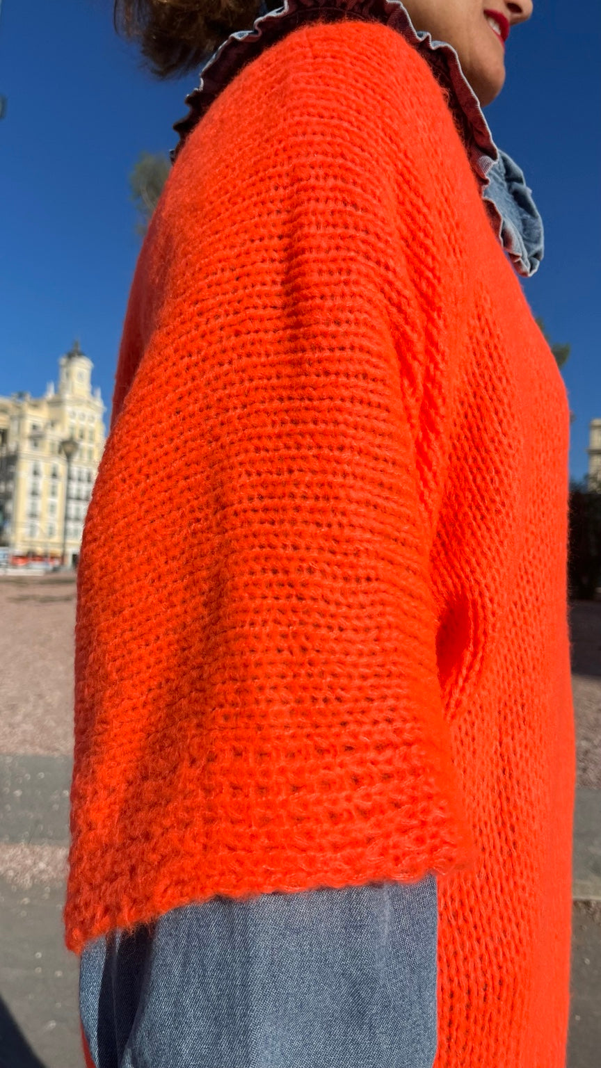 Detalle del tejido de punto abierto del jersey naranja intenso La Canaria