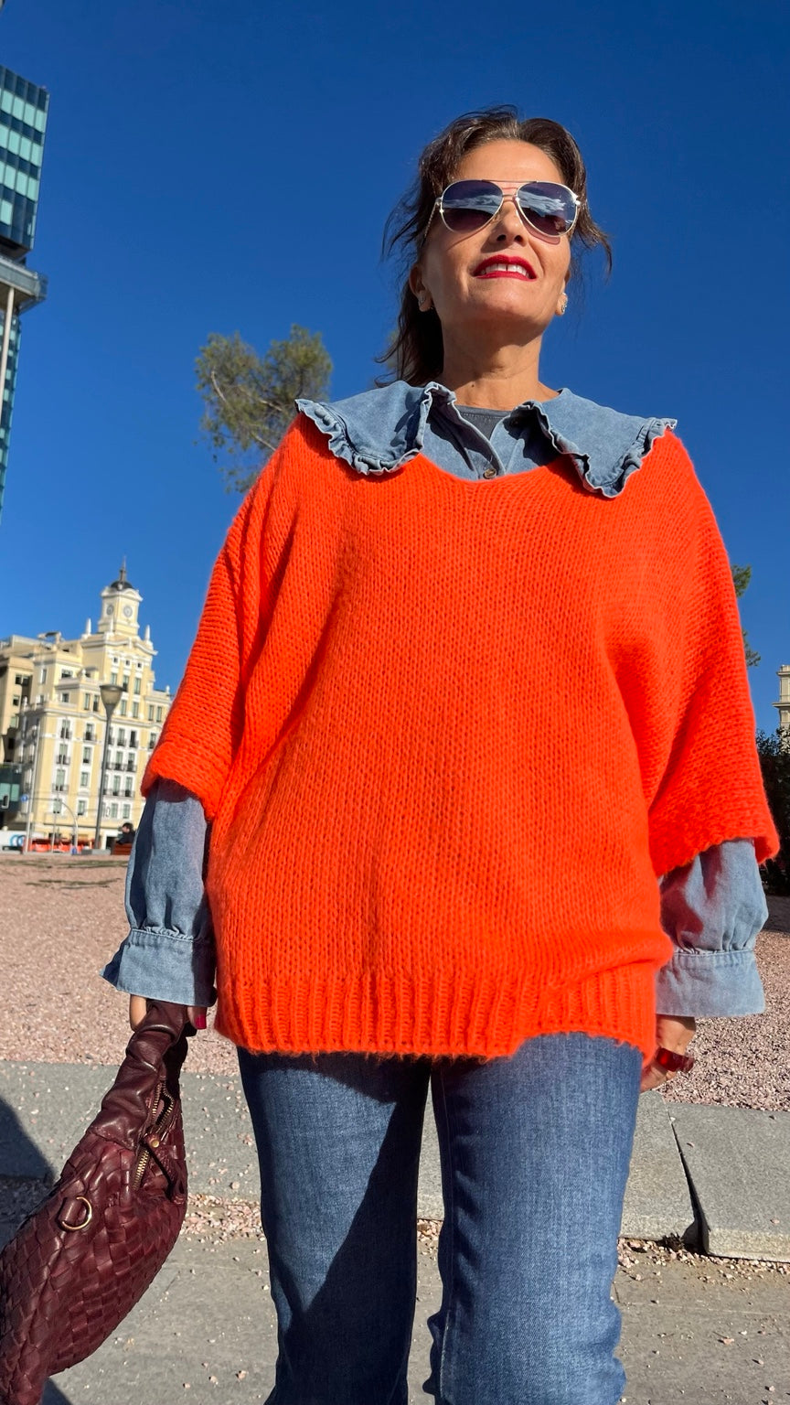 Jersey oversize naranja flúor con camisa denim y pantalón vaquero, La Canaria