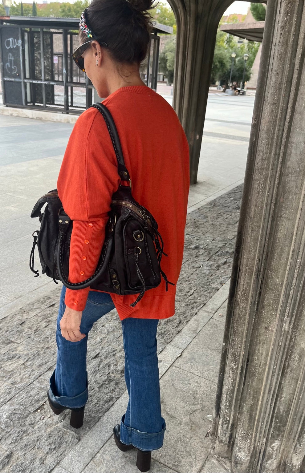 Jersey naranja de punto visto por detrás