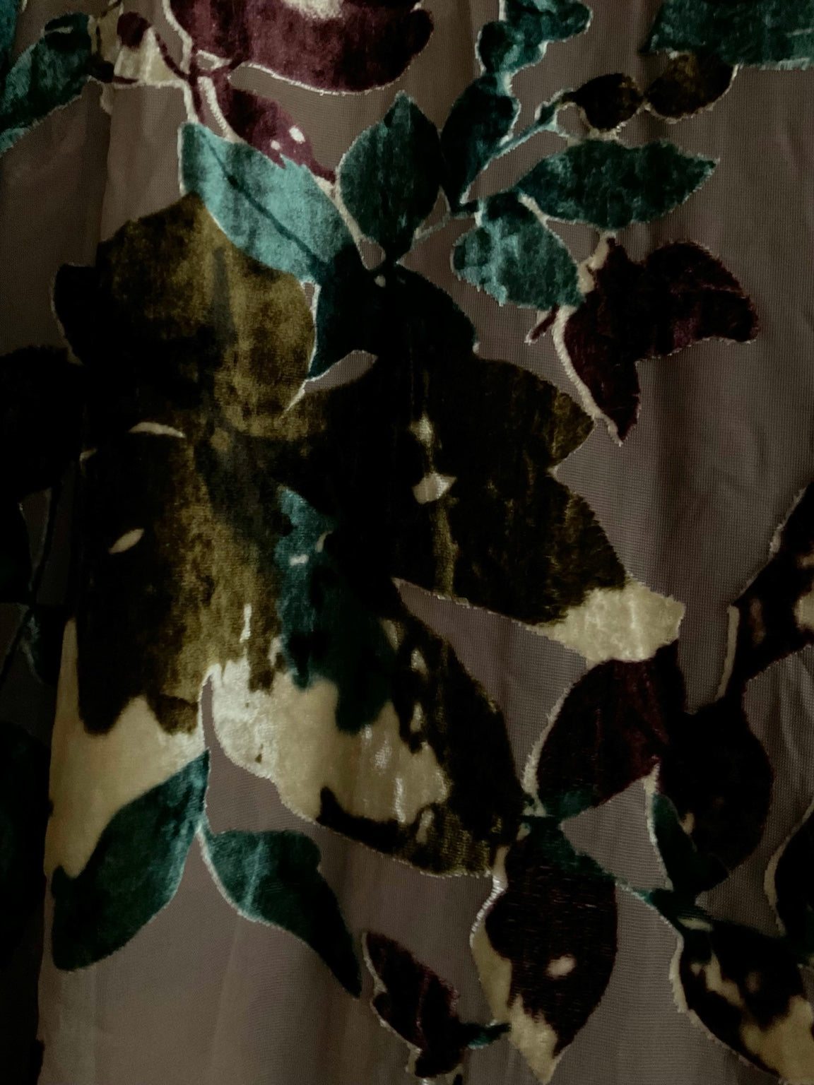Detalle del tejido aterciopelado y estampado floral del kimono con terciopelo marrón