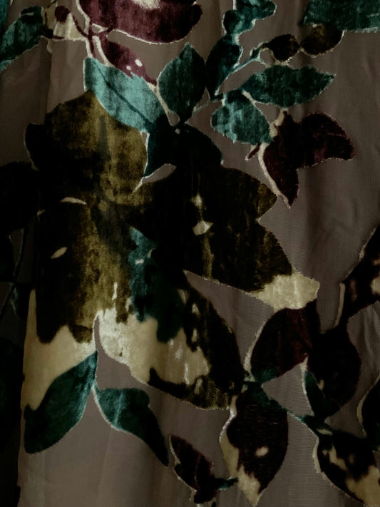 Detalle del tejido aterciopelado y estampado floral del kimono con terciopelo marrón