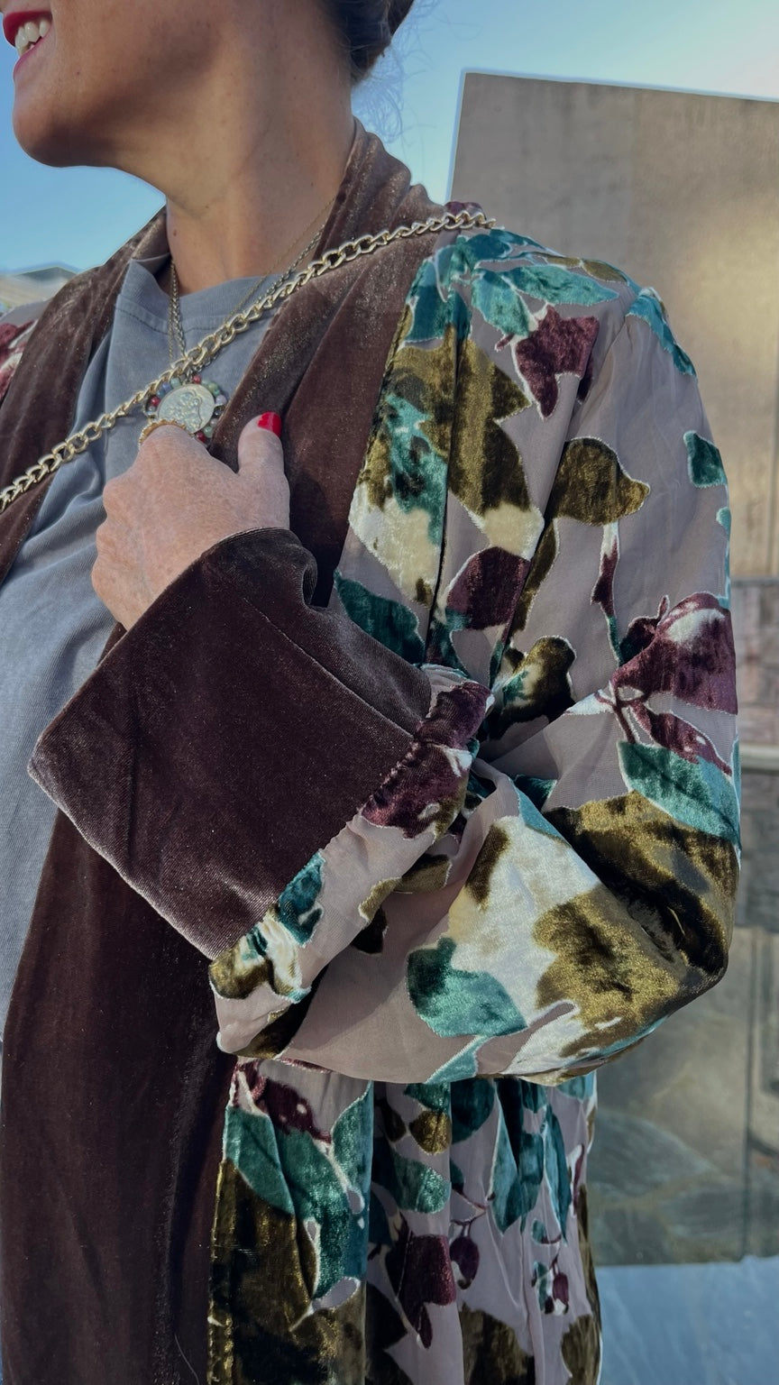 Detalle del terciopelo marrón y estampado floral del kimono La Canaria