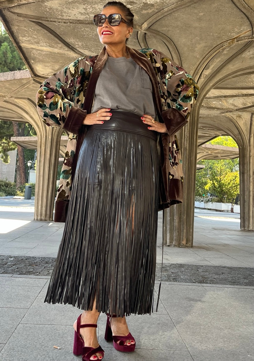 Kimono floral con terciopelo marrón La Canaria con falda negra de flecos - vista lateral