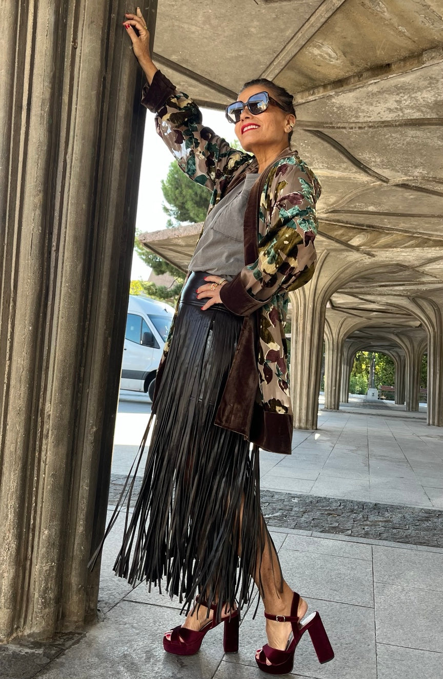 Kimono floral con terciopelo marrón La Canaria con falda negra de flecos - look frontal