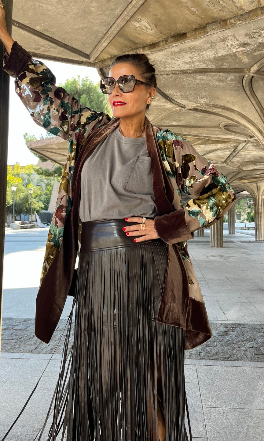 Kimono floral con terciopelo marrón La Canaria con falda negra de flecos - look completo