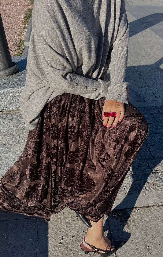 Falda de terciopelo chocolate con jersey gris, detalle del tejido