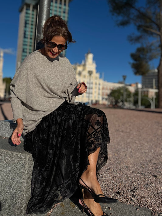 Falda de fiesta de terciopelo negro floral, look editorial