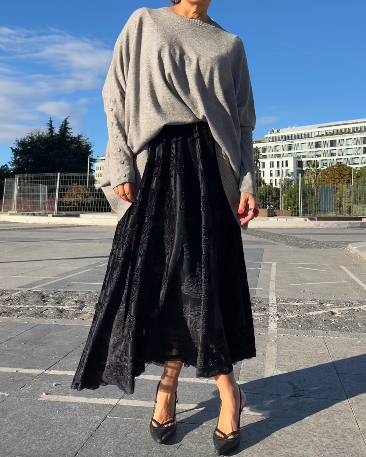 Falda midi negra de terciopelo con estampado floral en relieve