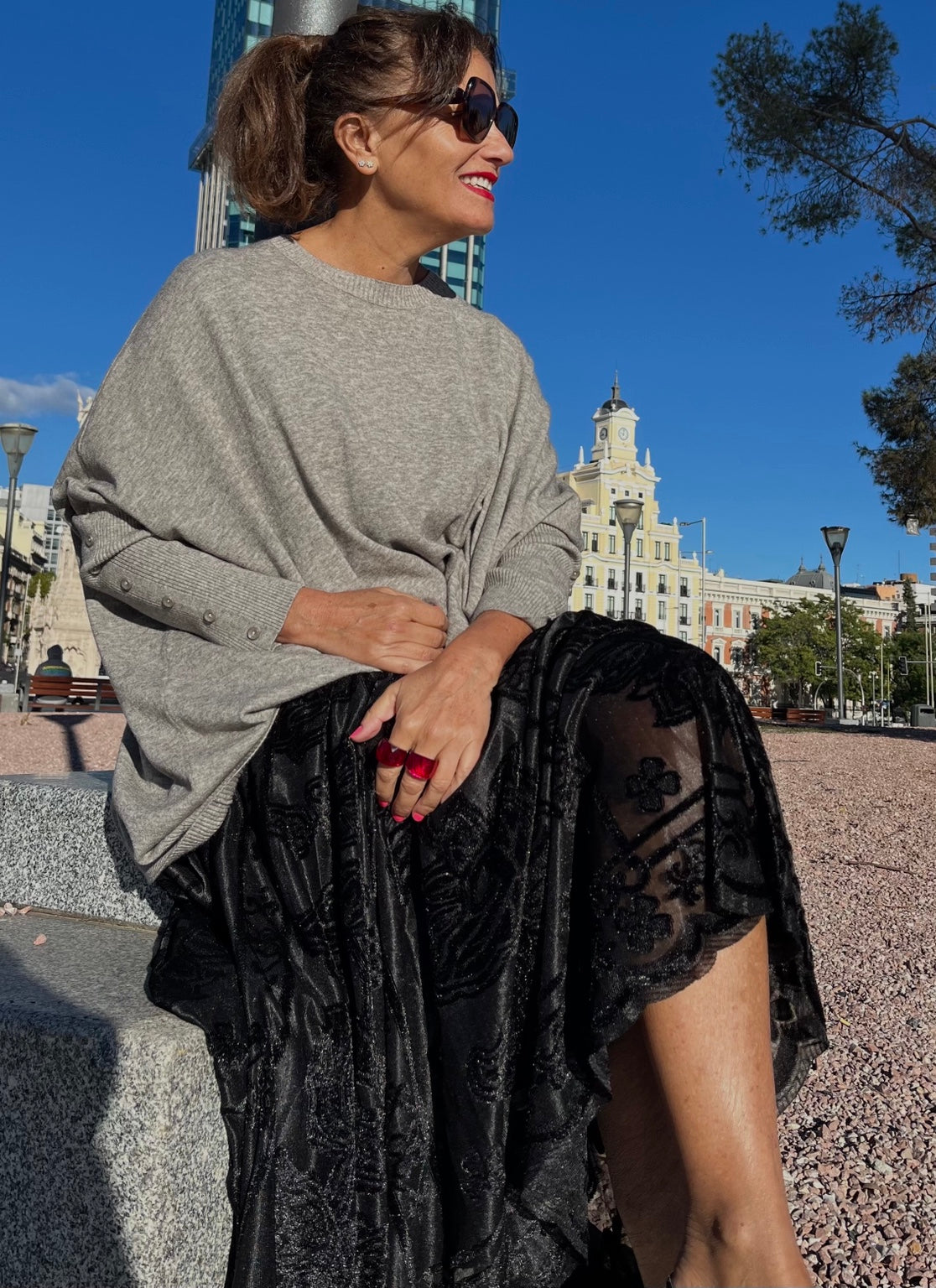 Falda negra de terciopelo floral y jersey gris, look completo