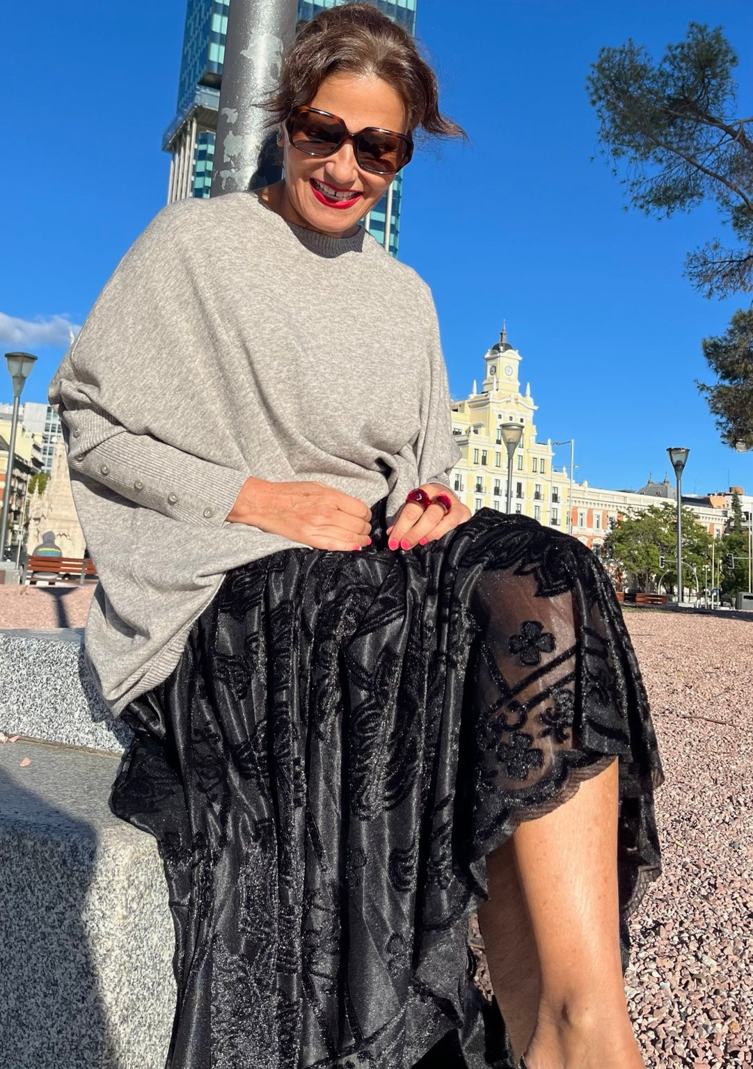 Falda negra de terciopelo con vuelo y jersey gris