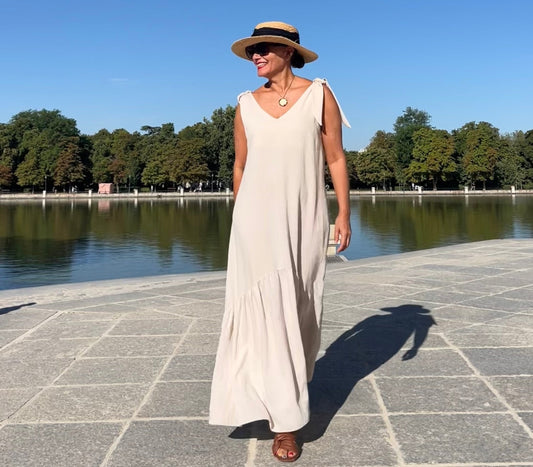 Vestido largo beige con lazos en los hombros