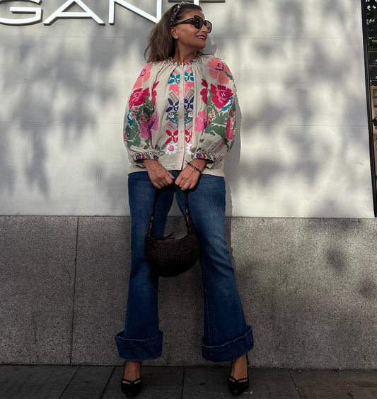 Look completo de frente con camisa-chaqueta bordada y bolso burdeos