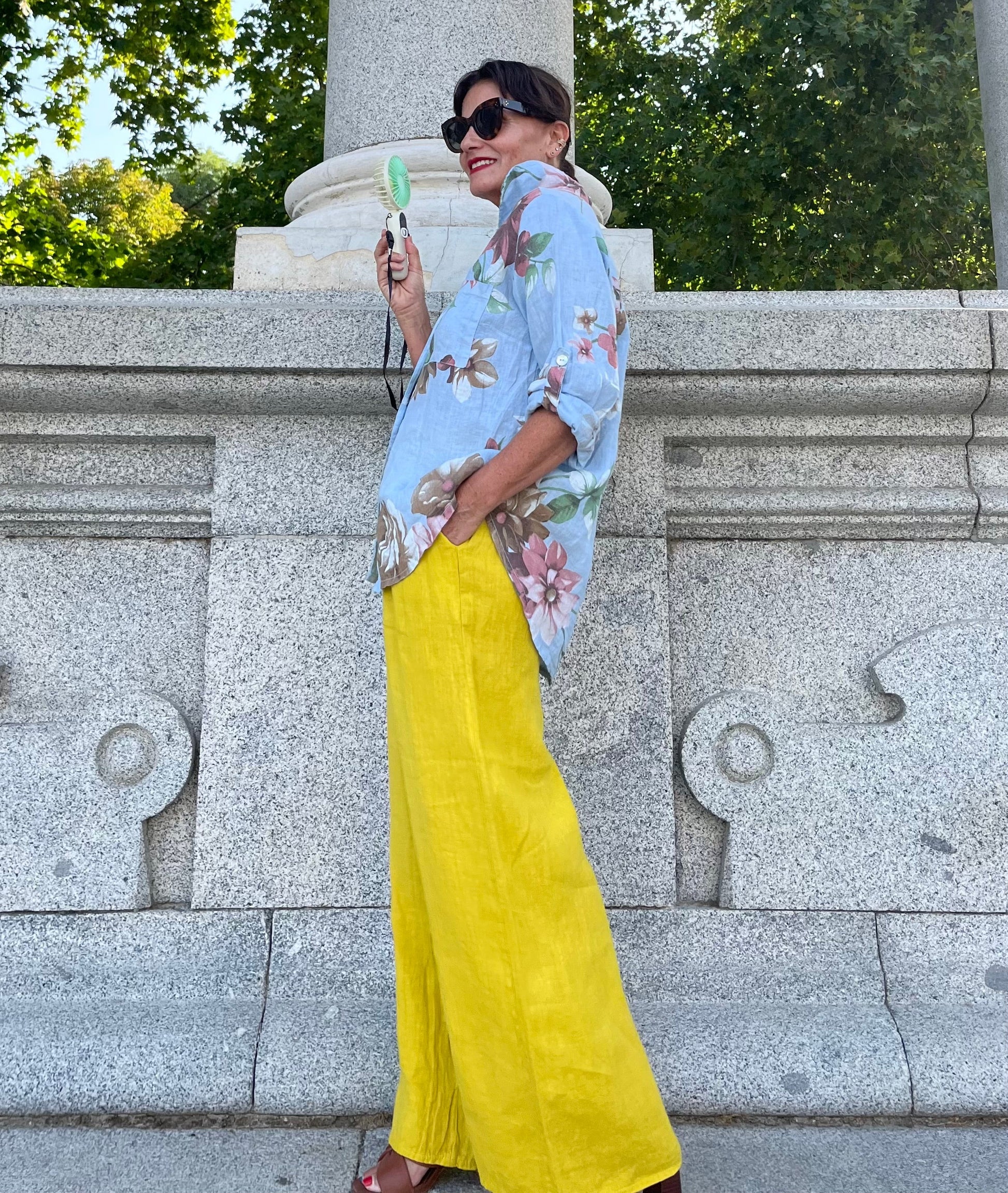 Look de mujer con camisa de flores y pantalón largo de lino amarillo de La Canaria