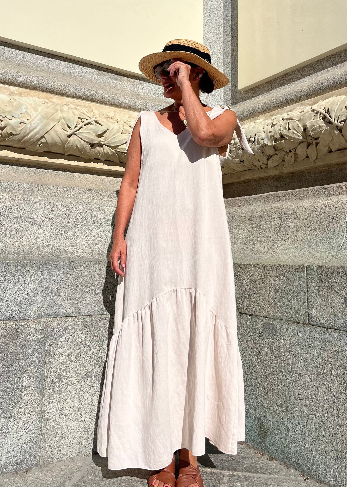 Vestido largo beige con lazos en los hombros