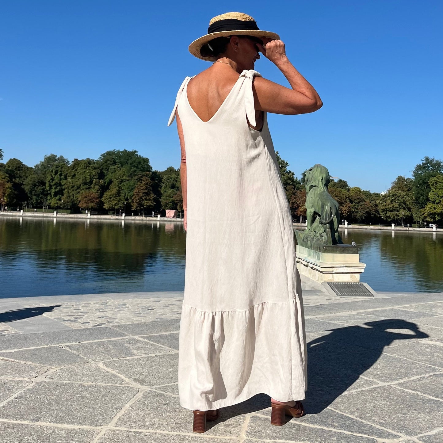 Vestido largo beige con lazos en los hombros